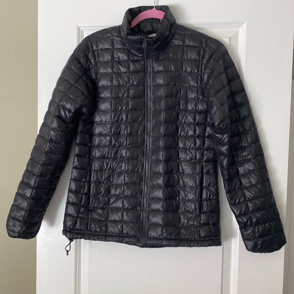 North Face black light weight puffer jacket. Barely worn. Size small.